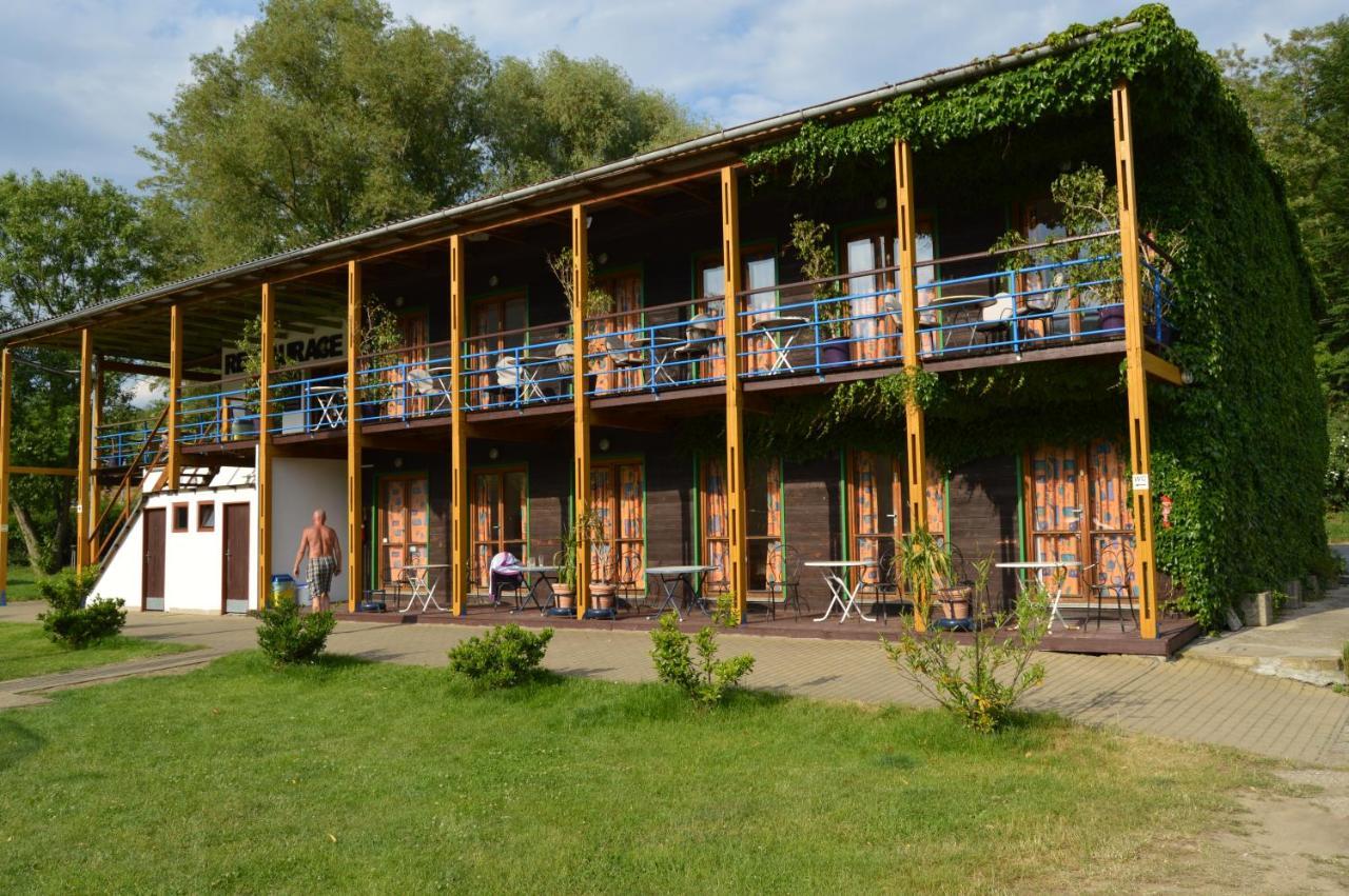 Hotel Lavka Park Skochovice à Vrané nad Vltavou Extérieur photo