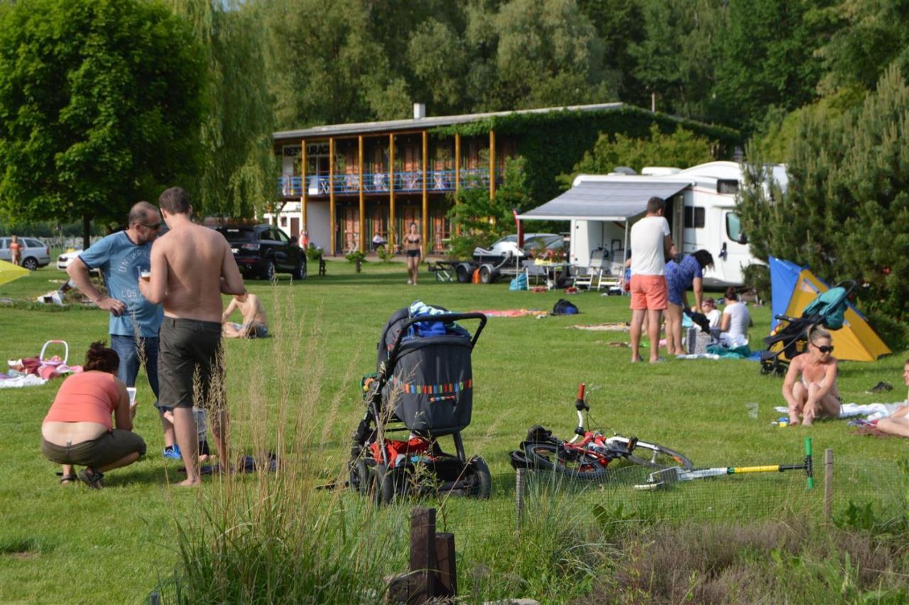 Hotel Lavka Park Skochovice à Vrané nad Vltavou Extérieur photo