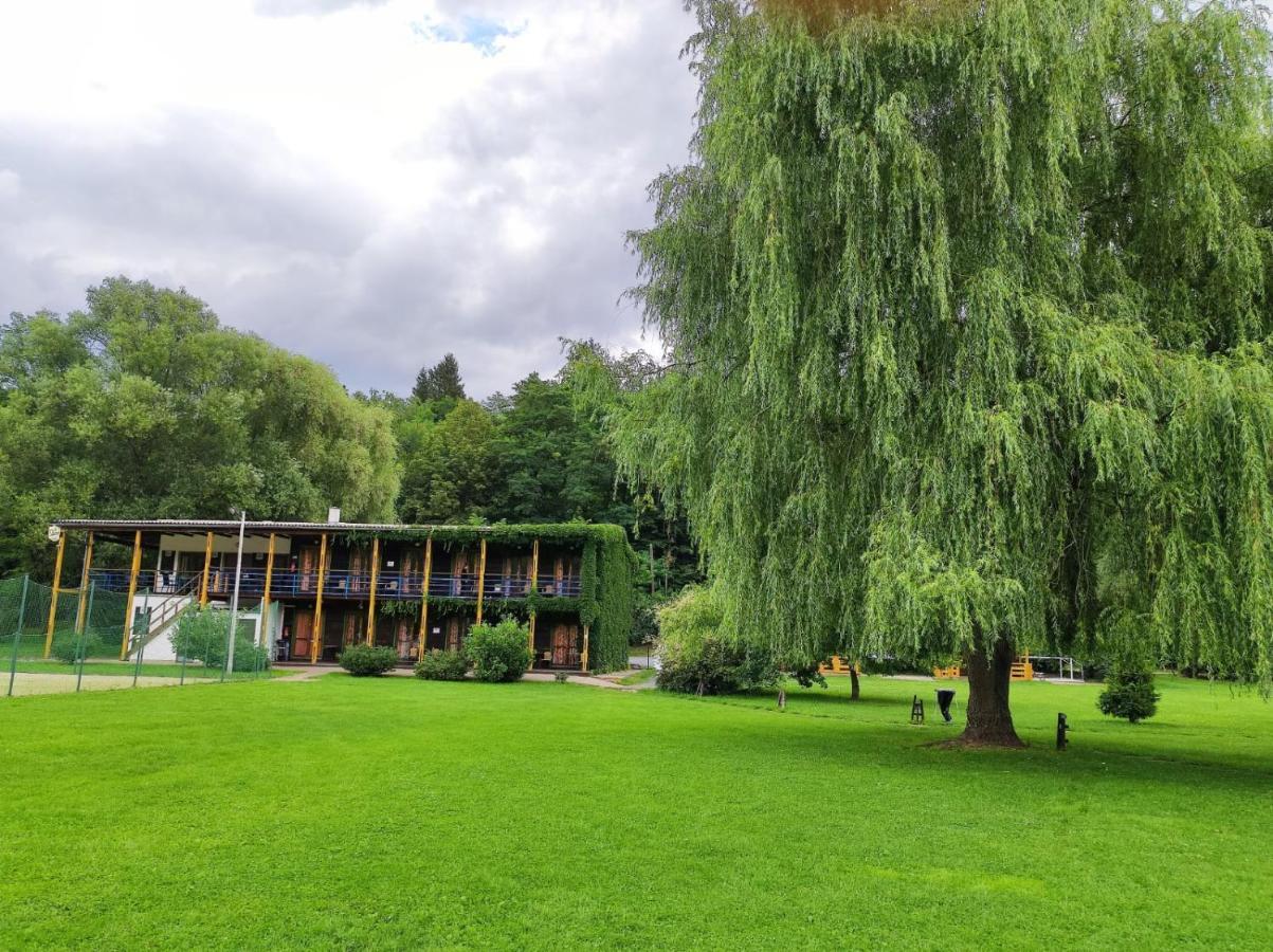 Hotel Lavka Park Skochovice à Vrané nad Vltavou Extérieur photo